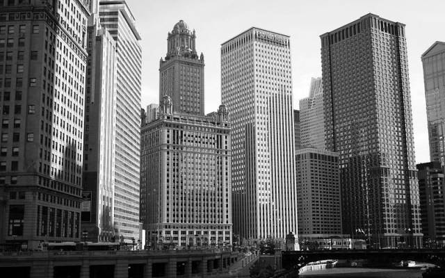 800px-buildingsliningchicagoriver1