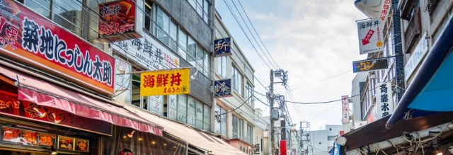 Tsukiji-Fish-Market-Crowds-of-People[1]