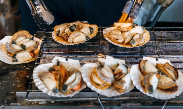 Tsukiji-Fish-Market-Food-Stall[1]