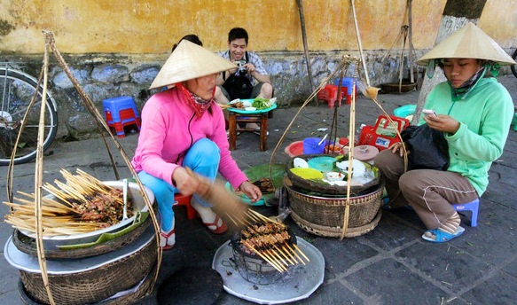 Street-Food-In-Hoi-An1[1]