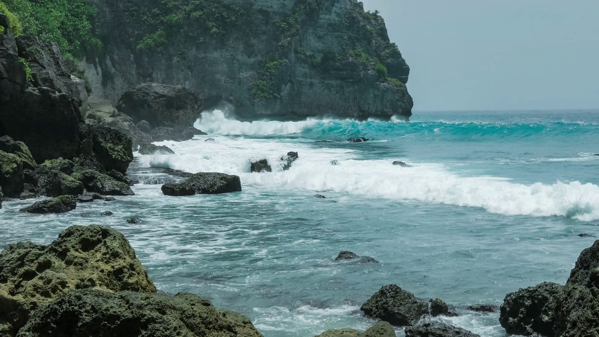 videoblocks-ocean-waves-hitting-tembeling-coastline-at-nusa-penida-island-bali-indonesia_saxurmkg1w_thumbnail-full01[1]