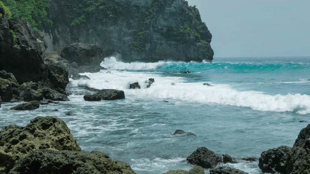 videoblocks-ocean-waves-hitting-tembeling-coastline-at-nusa-penida-island-bali-indonesia_saxurmkg1w_thumbnail-full01[1]